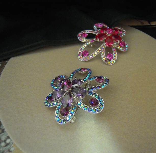 イーナースワロフスキーオクタンストーンブローチ（2色） - 記念日母