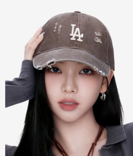 カリナ着用 Unstructured Cap ロゴ