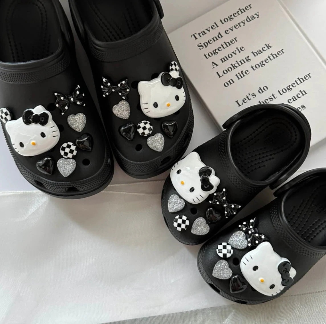 【1 つ購入すると 1 つ無料】猫 キティ パーツ セット16pcsキティ クログチャーム シューズ アクセサリー ジビッツ