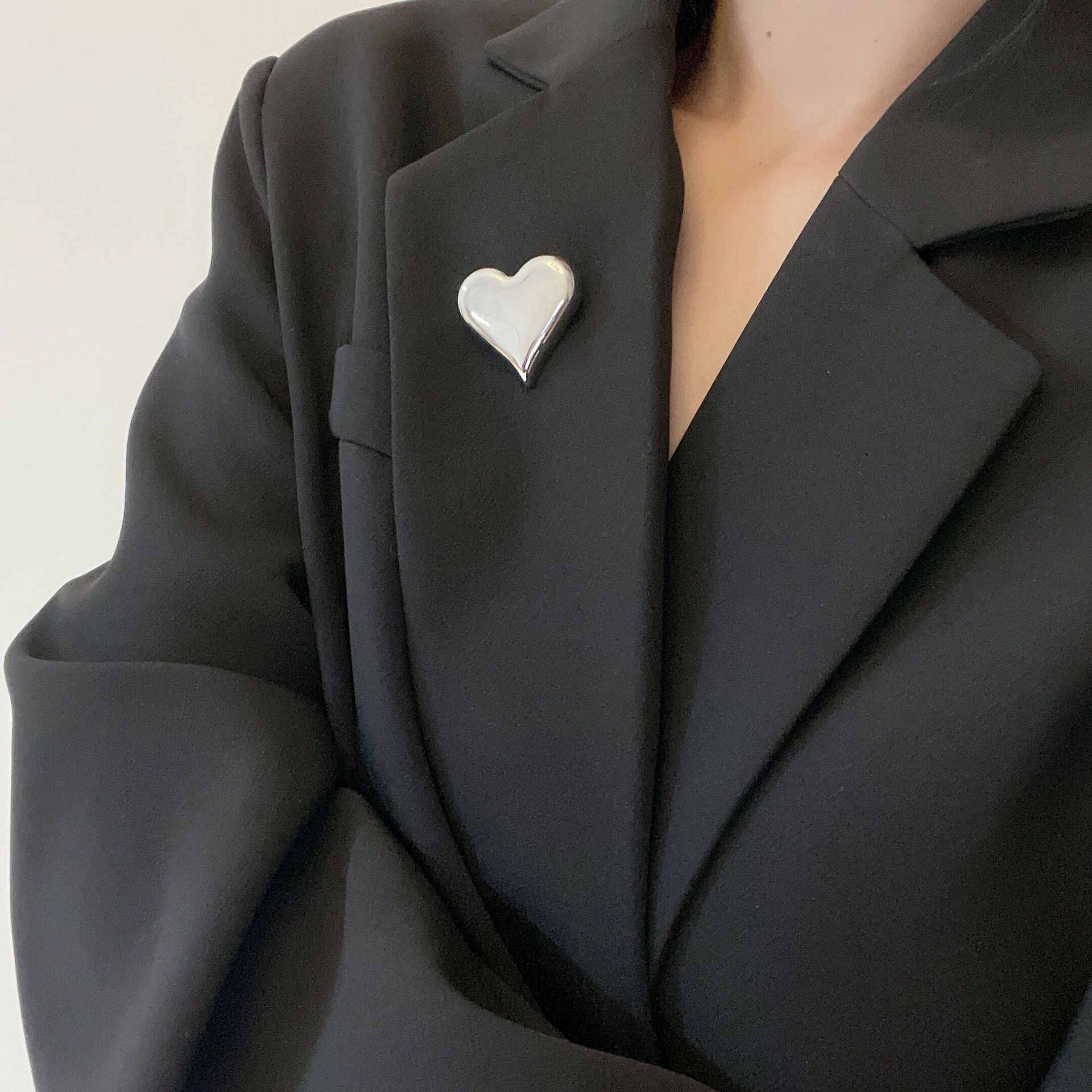 ゴールデン3Dピーチハートブローチフレンチレトロニッチデザインブローチフェミニンな気質ファッシ