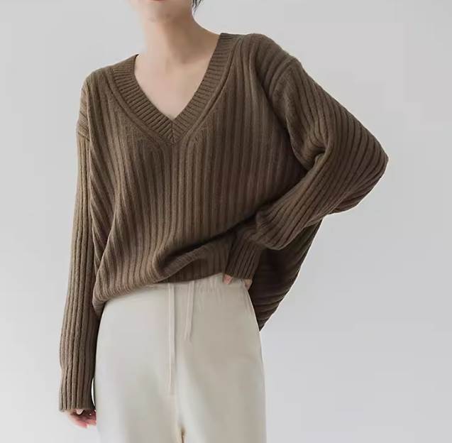クーポン有Vネック ニット セーター トップス レディース 個性的 秋 冬 ショート丈 裾イン 長袖 萌袖 襟なし 鎖骨きれい ストレート 伸縮性 カラバリあり ブラック ホワイト ブルー ブラウン