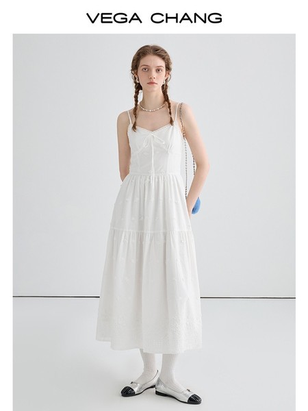 優しくエレガントなサスペンダーワンピース