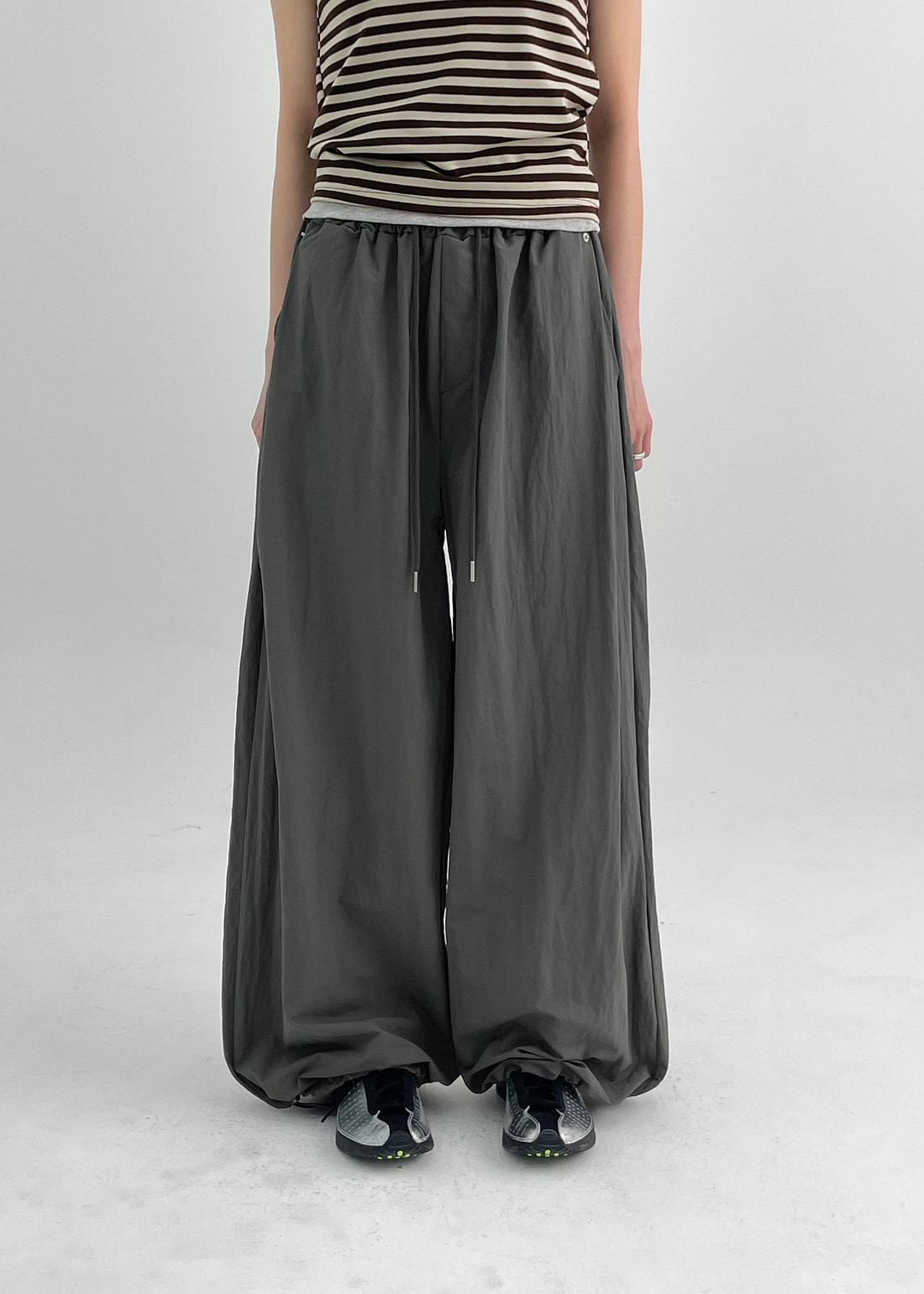 UNISEXバギングリベットナイロンワイドストリングパンツ