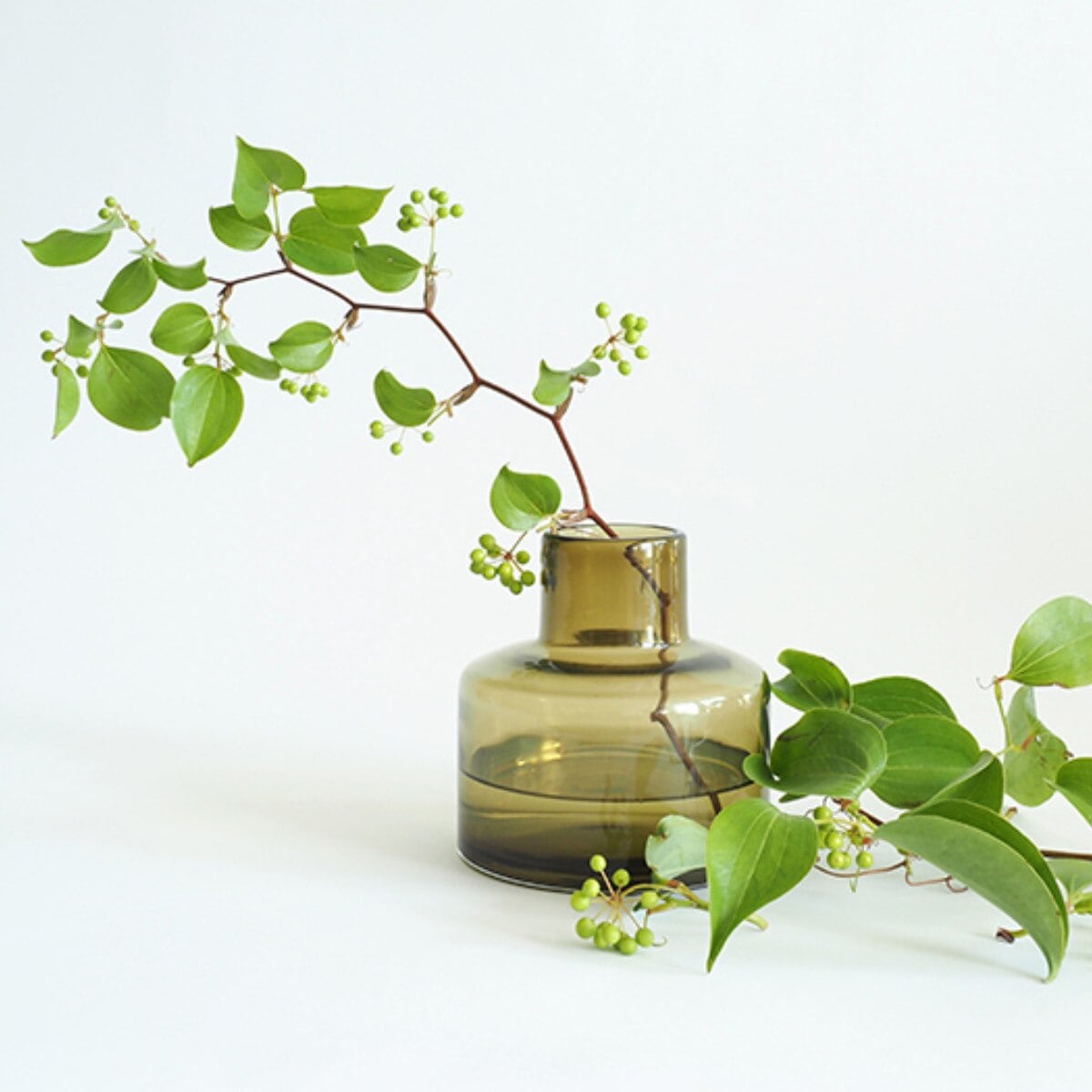 花瓶 DGボトルベース 直径15x高さ15cm フォレストグリーン ガラス おしゃれ 花器 花びん 一輪挿し フラワーベース 円形 丸 インテリア 生け花 植物 お花 ガラス製 ドライフラワー