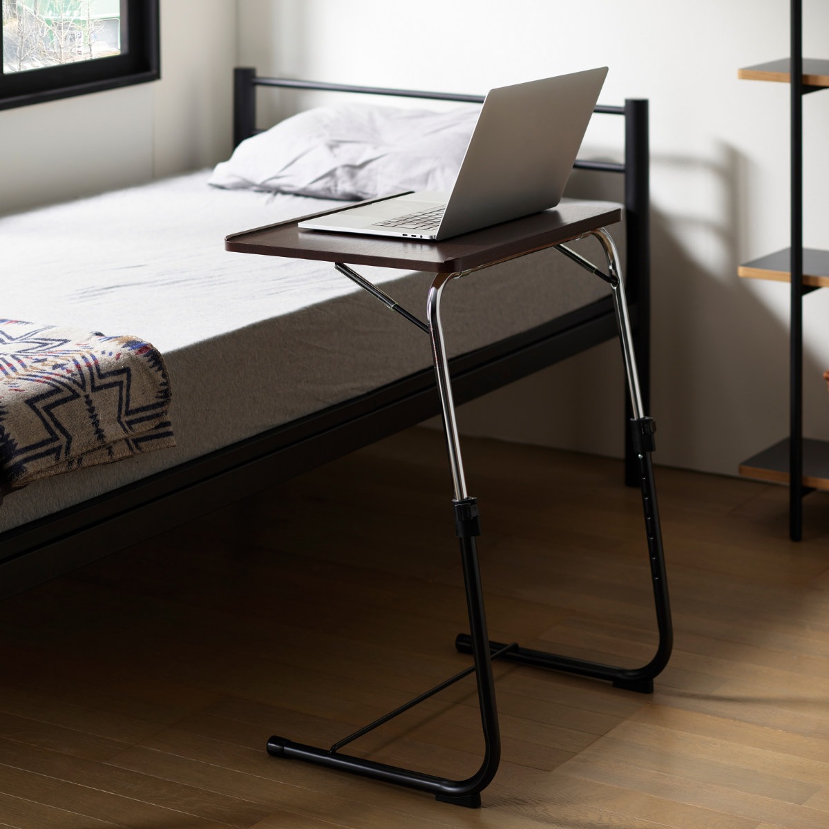 折り畳みサイドテーブル ブラウン 角度調節 折りたたみ テーブル ナイトテーブル ベッドテーブル ソファーテーブル 簡易デスク 幅53.5cm 昇降式 木目調 コの字 コンパクト