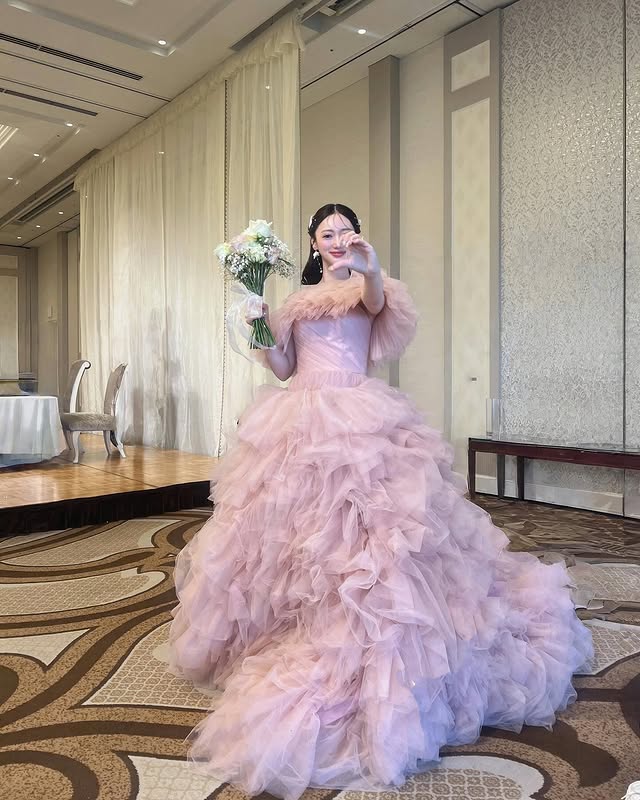 実例写真！カラードレス ピンク ファスナー オフショルダー 細見えシルエット 花嫁/前撮り 華やかなトレーン フレアスカート