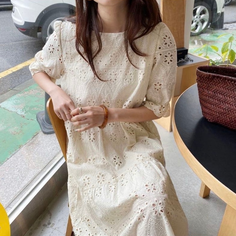 レースワンピース レディース ロングワンピース カットワーク レース ドレス ティアード 花柄 刺繍 ラウンドネック 半袖 5分袖 パフスリーブ 袖フリル ひざ下丈 フレア ベージュ パープル