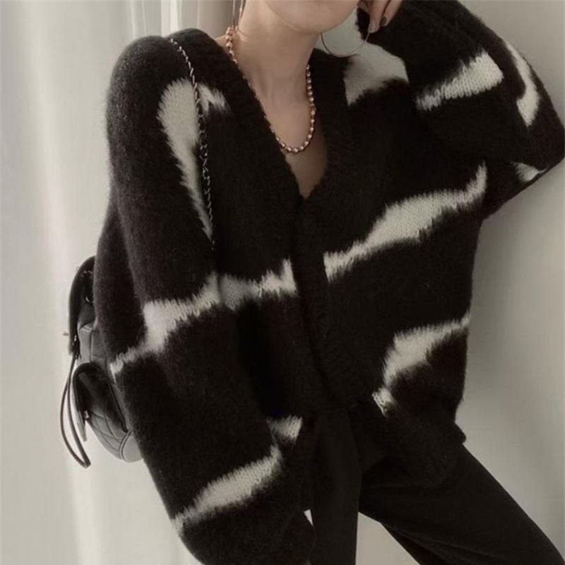 トップスニットカシミヤタッチ 秋の韓国東大門ストライプカーディガンコート女ゆったりけだるい外にはパステルカラーのVネックニット女 人気なリプニット