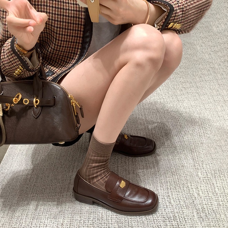 Cowhideバージョンクラシックレディースの小さな金のコインレトロローファーズの小さな革の靴付き女性用フラットレザーソックス