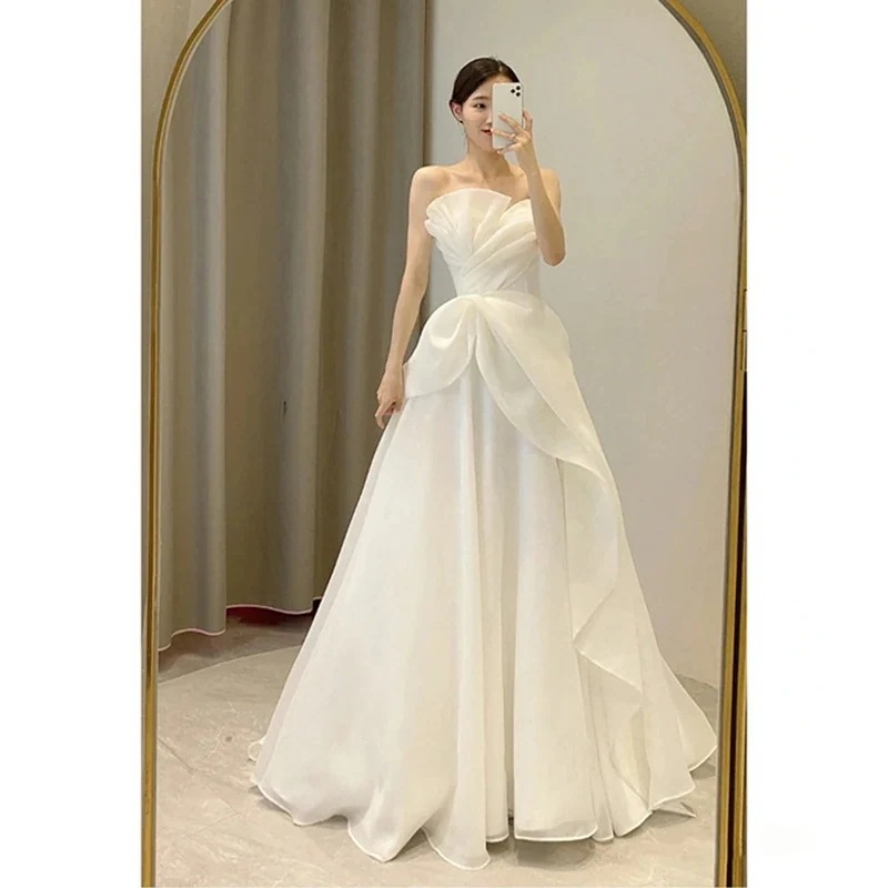 サテンブライトウェディングドレス2025ブライダルメイン糸はフロアレングス小さい旅行写真に出かける小さなテール背の高い男性が軽い豪華さと小さなテールの写真を撮りに出かけます