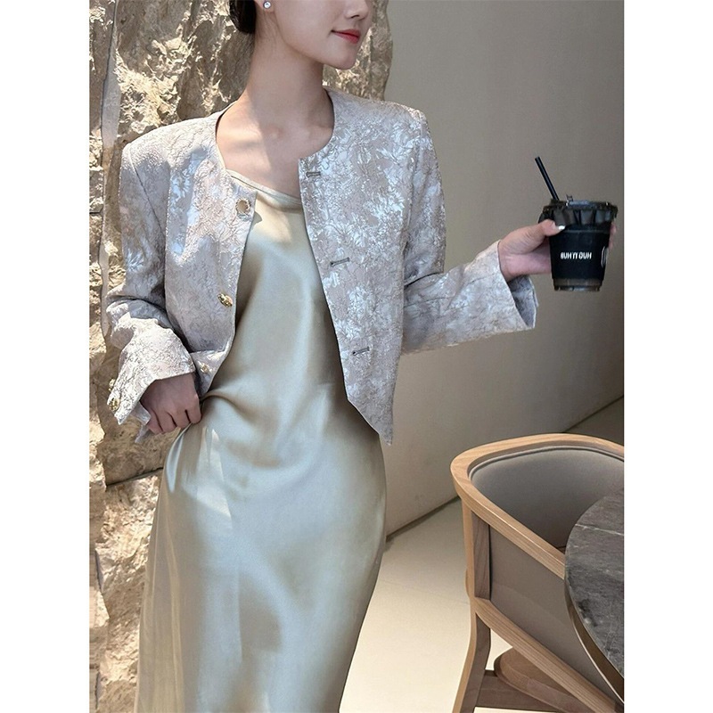 新しい中国風デザインのレディース春秋ジャカードショートジャケットとサテンサスペンダードレスのツーピースセット