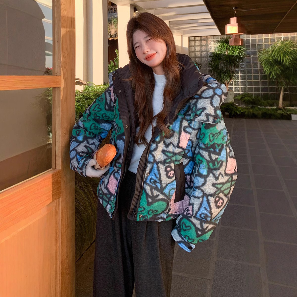 ファッショナブルなグラフィティプリントフード付きダウンジャケット2024新しいファッションルーズホワイトダックダウンスリムブレッドジャケット