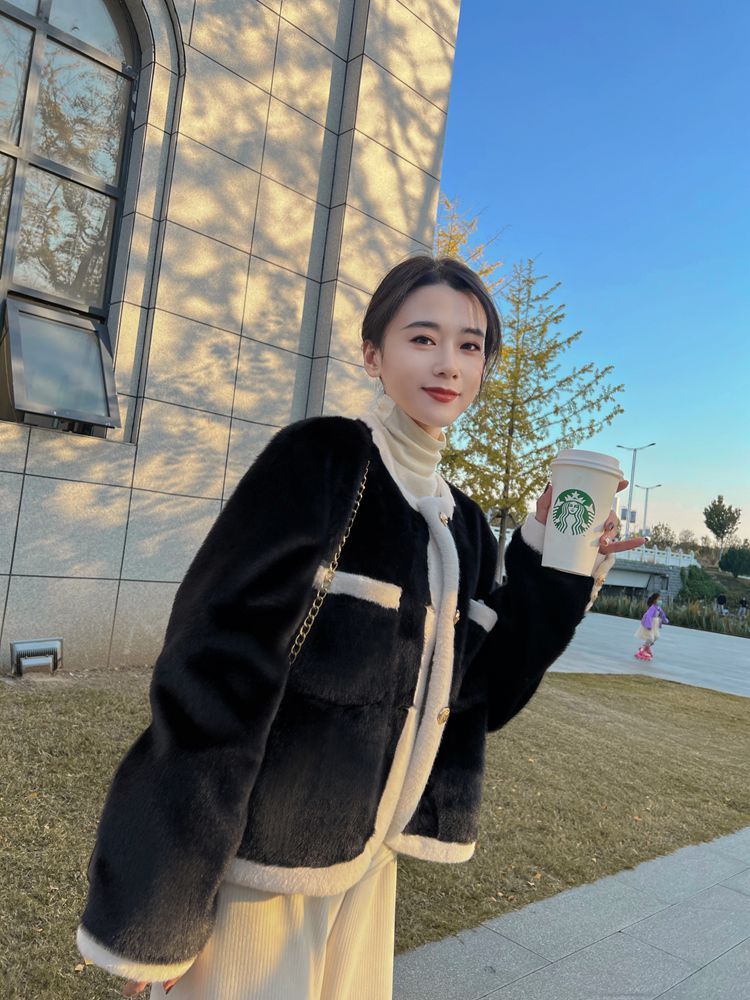 アウタートレンチコート小香風コート女性冬ミンクショートスタイル毛皮の毛皮を模倣したモノクロのクルーネックコート