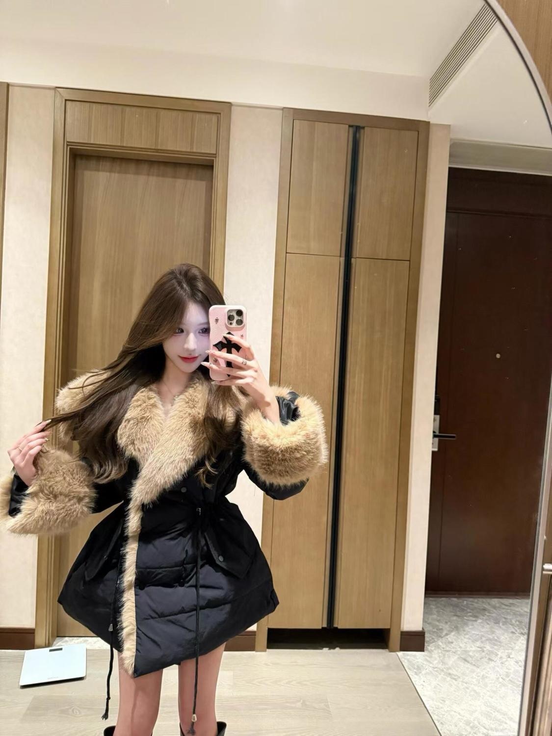 雰囲気感女冬の大毛襟黒厚手高級感収腰気質正月ガウンだるい風コート女