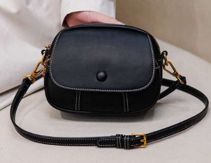 バッグ カバン レディース ショルダー 肩がけ 多収納 便利 軽量 自立 ラウンド ベルト ボタン ファスナー マスコット マグネット フェイクレザー きれいめ シンプル 上品 ラブリー モダン