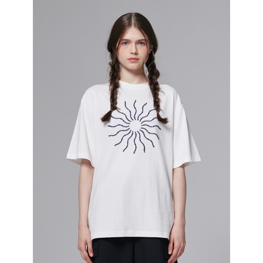 OUTSHELL 太陽ボリューム刺繍Tシャツ ホワイト 7,705円