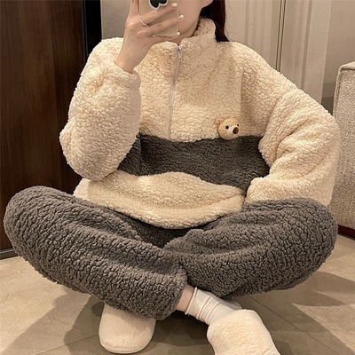 绒のパジャマの女性のの甘い熊の厚いフランネルの202523年の新型の春の住宅服のスーツ