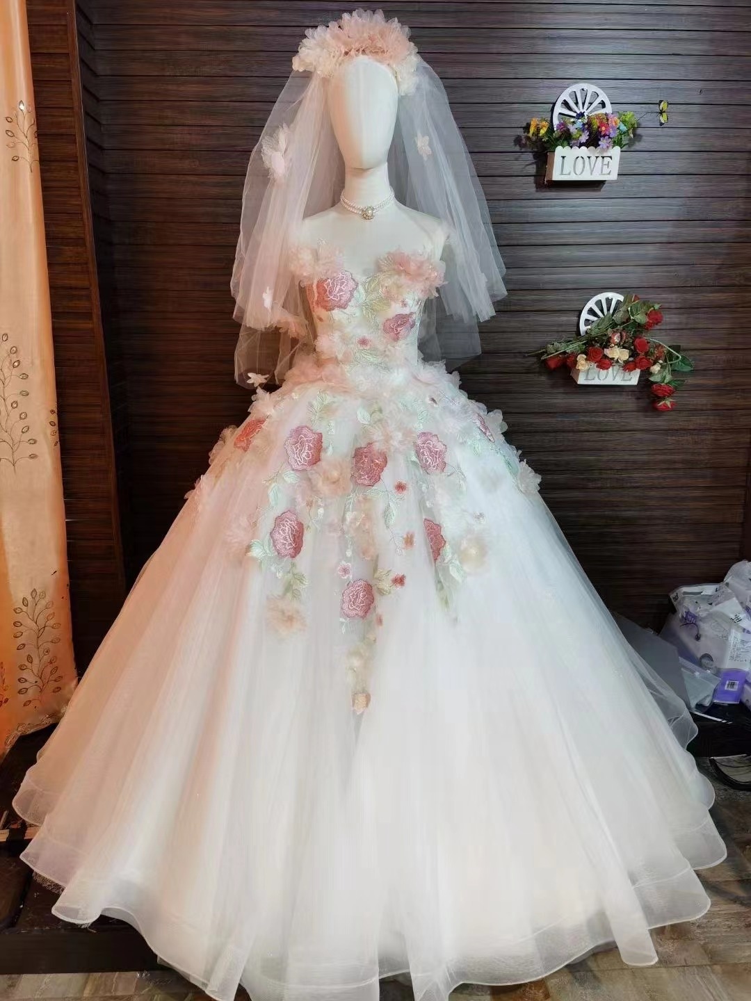 豪華！ウェディングドレス ベアトップ 花モチーフ 3D立体レース刺繍 Aライン ソフトチュール プリンセスライン