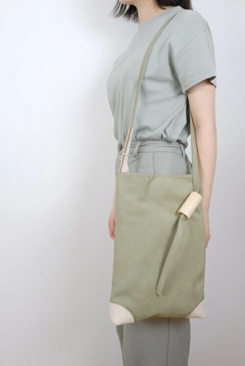 yuruku (ユルク) Pipe Wood Shoulder Bag (gray)
