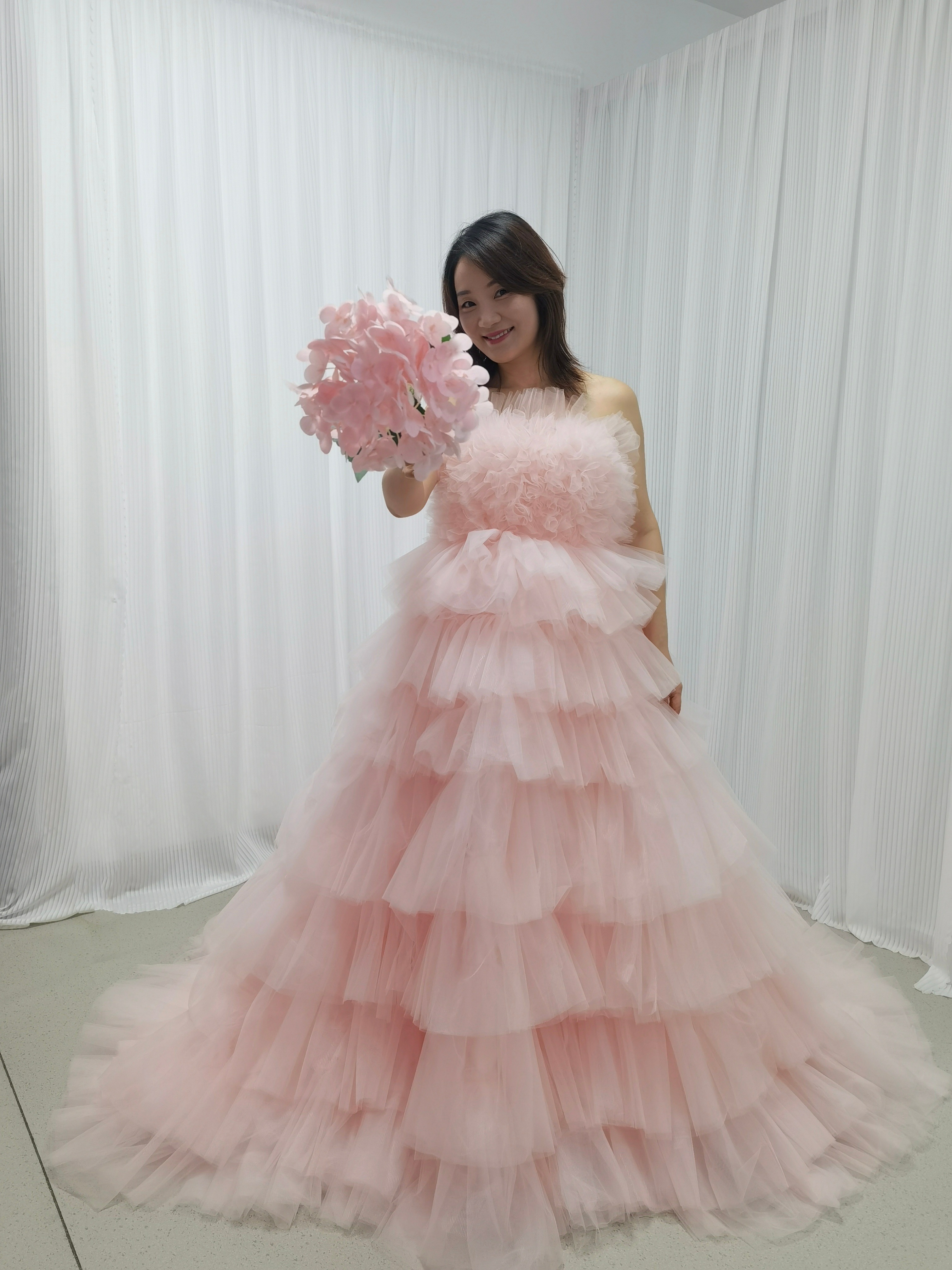 華やか カラードレス 薄ピンク ベアトップ ふわふわドレス 編み上げ 柔らかく重ねたチュールスカート 結婚式 36,387円