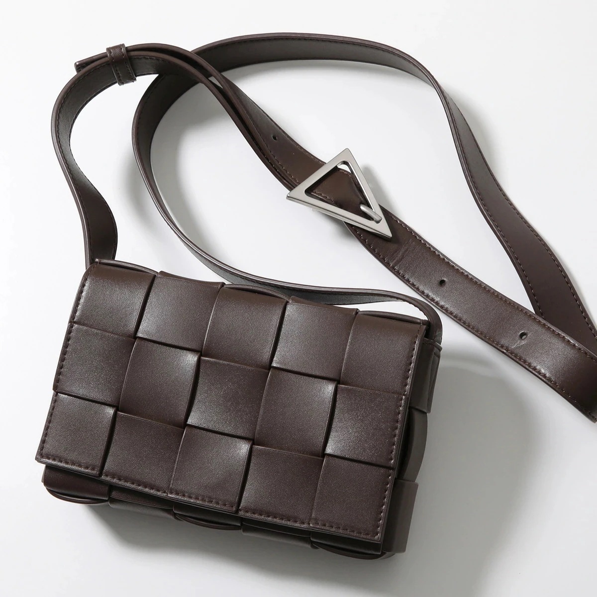 BOTTEGA VENETA ボッテガヴェネタ ショルダーバッグ CASSETTE カセット 739351 V29E0 メンズ レディース マキシイントレチャート レザー 鞄 2026