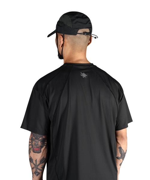 WHILE クールダイナミック機能性男性用Tシャツ (ブラック)