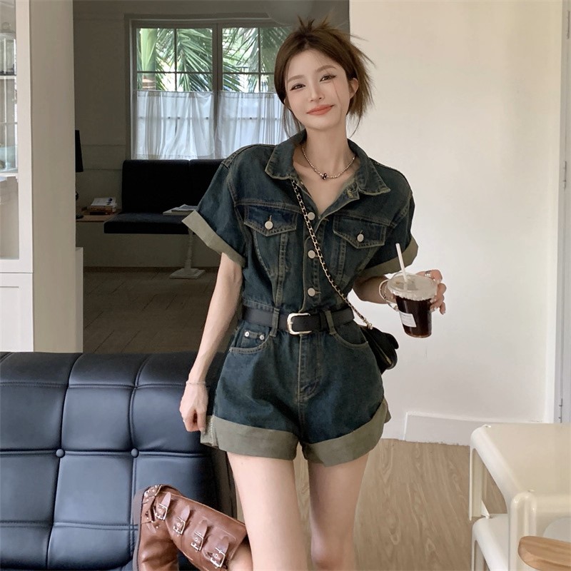 復古のデニムのつなぎのズボンの女性の夏2025年の新型のデザイン感の巻いた広い脚の半ズボンのスーツです