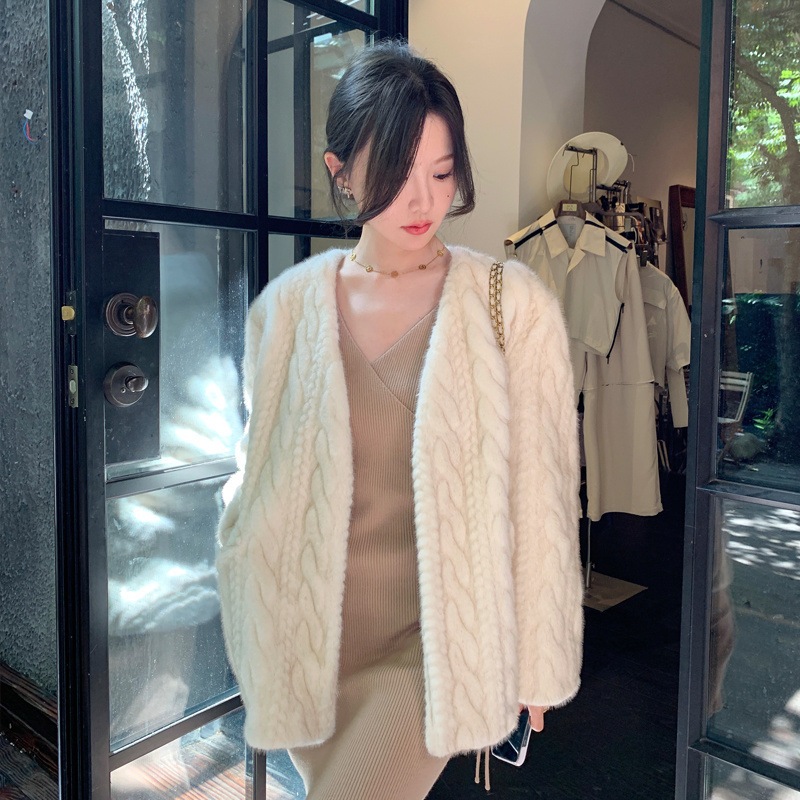 海寧オフシーズン2025新しい冬ミンクコート女性用韓国スタイルvネック暖かいスリム豪華な毛皮のコート