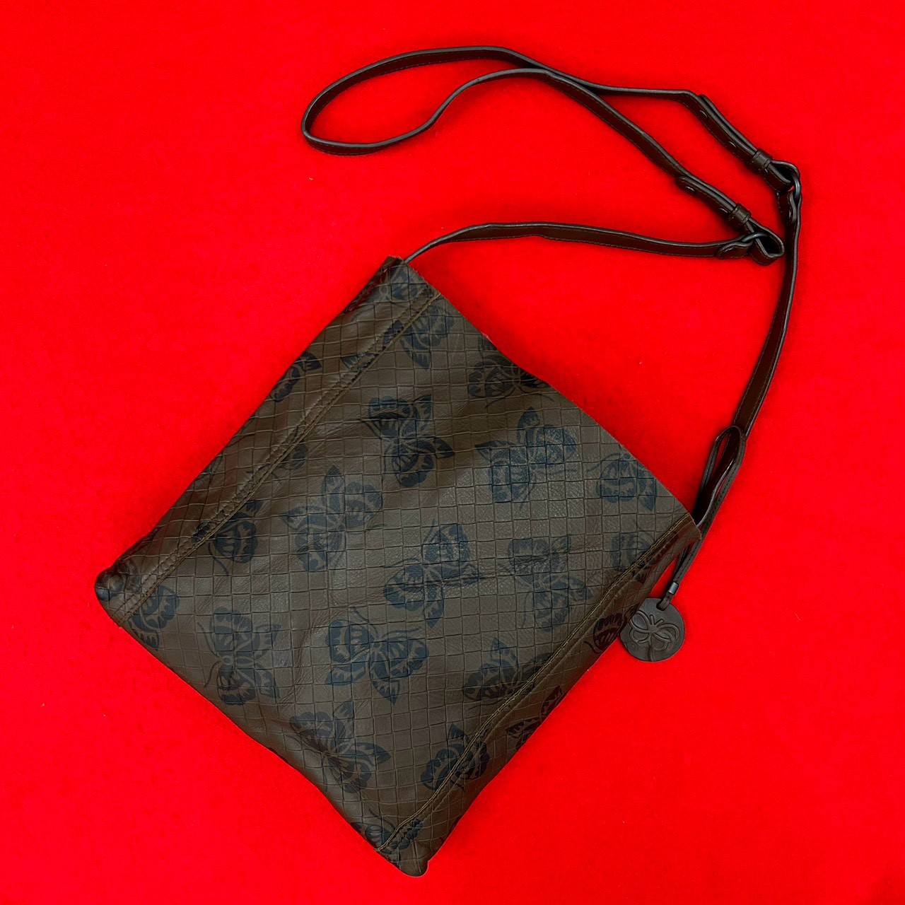 イントレッチオ ミラージュ バタフライ 柄ショルダーバッグ レザー ブラウン 28016