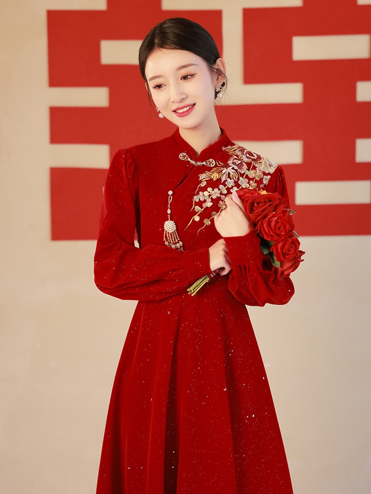 チョンサム服花嫁2025冬の長袖エンゲージメントバックドア服ワインレッドドレス女性結婚