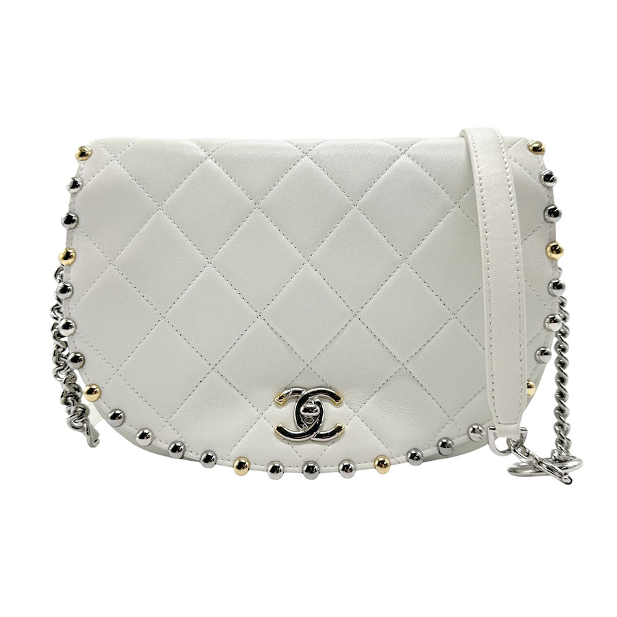 シャネル CHANEL 斜め掛けショルダーバッグ マトラッセ レザー オフホワイト シルバー/ゴールド レディース n0586