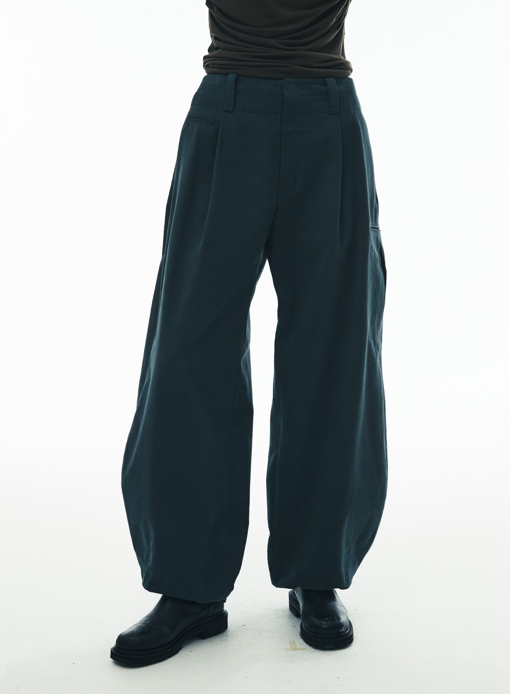 【SATUR】 ELK ONE TUCK BALLOON PANTS : WASHED CHARCOAL