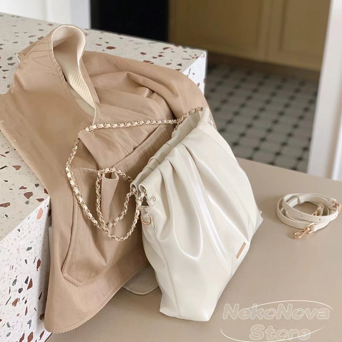 トートバッグ 2024 セール 新モデル「まさに雲巻き」バッグガール 通勤 大容量 トートバッグ ホワイトチェーン レディース2way/3way 軽量 肩掛け 2カラー