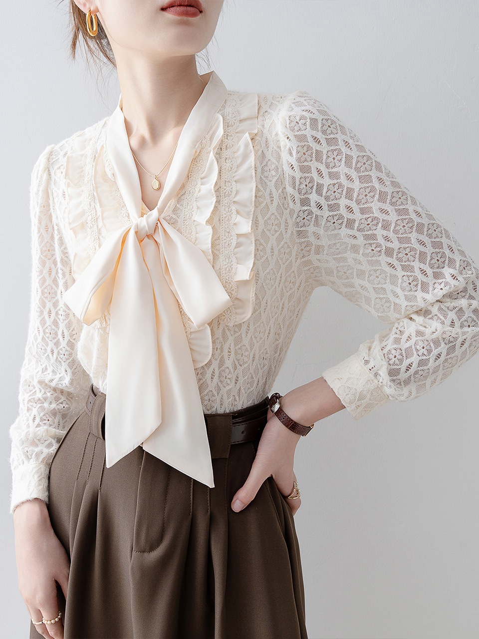 【1点ご購入 で10点プレゼントいたします】アンズ色レースオーバー女春秋2025早春長袖リボン高級感ブラウス