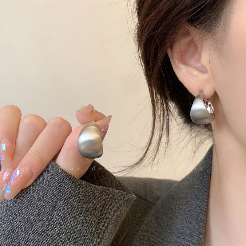 カラースクラブ糸引きC型ピアス女シンプル冷淡風高級感ピアスおしゃれ気質百合ピアス