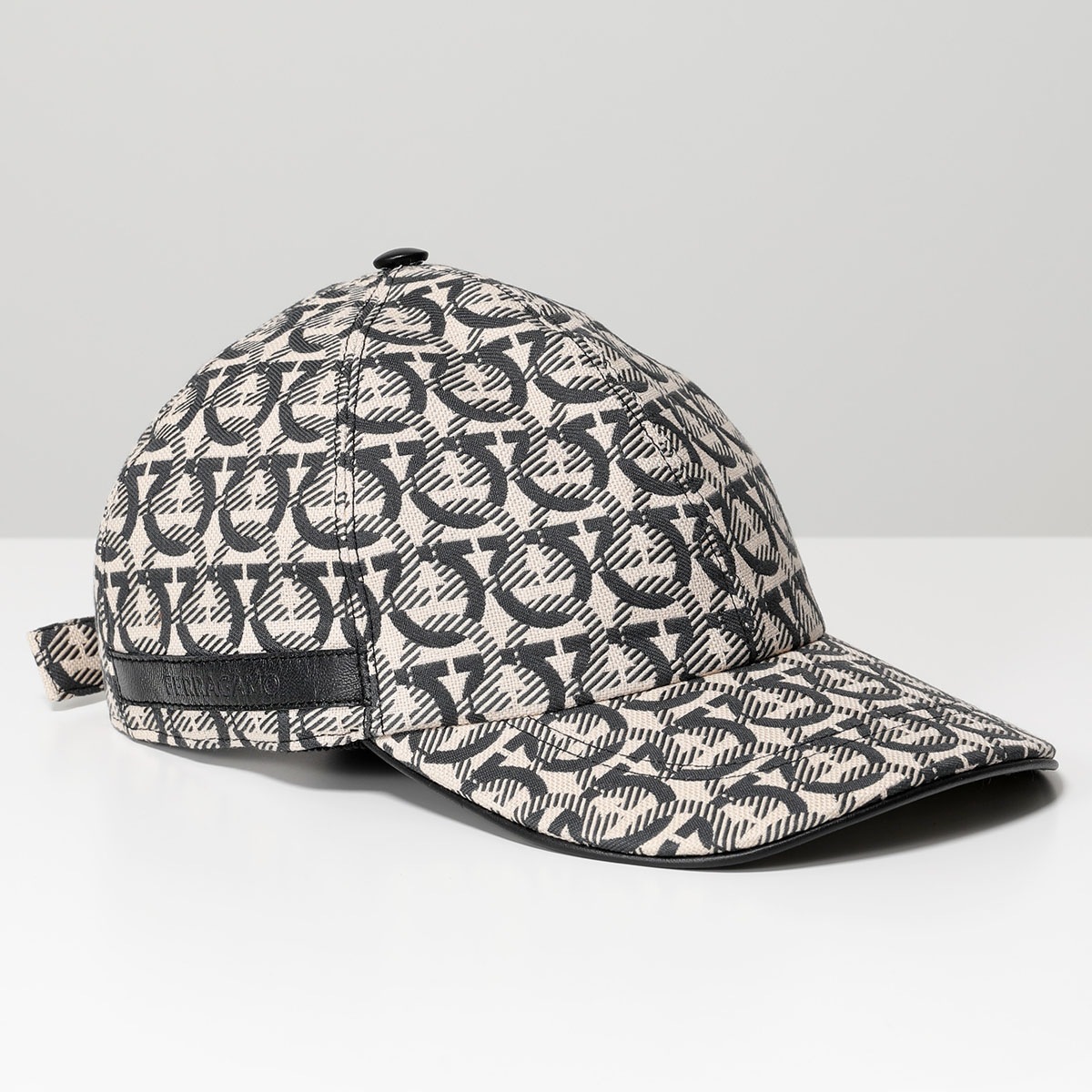 FERRAGAMO フェラガモ 56 0678 0725868 ガンチーニ モノグラム ベースボールキャップ 帽子 NERO/BONE メンズ 26,323円