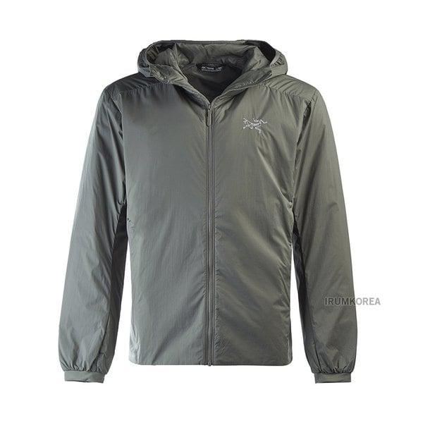 [] FW25 メンズ アトム フード ジャケット X000009556 FORAGE