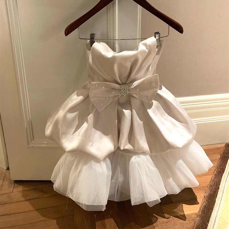 エレガントで洗練された女性蝶ネクタイのストラップレスドレス夏スタイルウエストにフィットバースデードレスふわふわのショートスカート