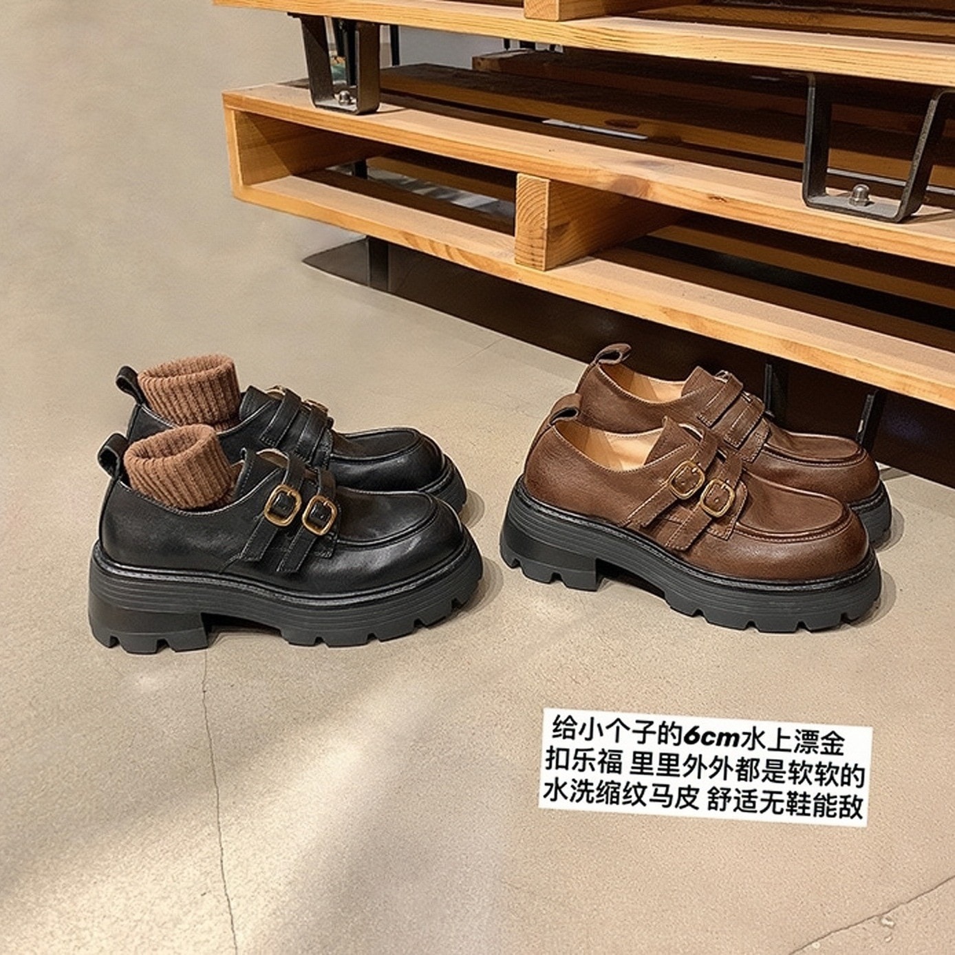 Cowhideバージョンスーイニンは高さを6cm洗う馬の革革の小さな金のバックル太い靴底靴女性の小さな革の靴