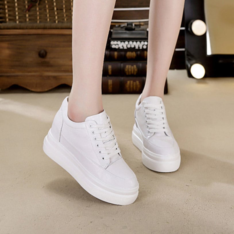 クーポン スニーカー ハイカットスニーカー レディース 大きいサイズ 小さいサイズ 紐靴 くつ シューズ 履きやすい レースアップ メッシュ 通気性 ラインストーン 白 おしゃれ 可愛い 春 夏 ホワ