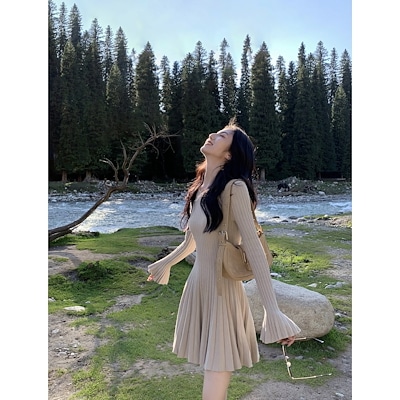 女性の秋のVネック長袖のデザイン感のニットワンピースは腰を収めてやせて見える気質の短いスカート