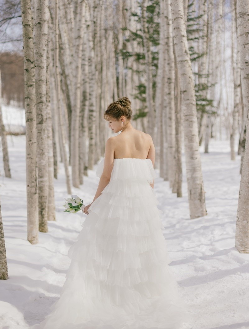 実例写真！ウェディングドレス ベアトップ 柔らかく重ねたチュールスカート 可愛い オフホワイト 前撮り