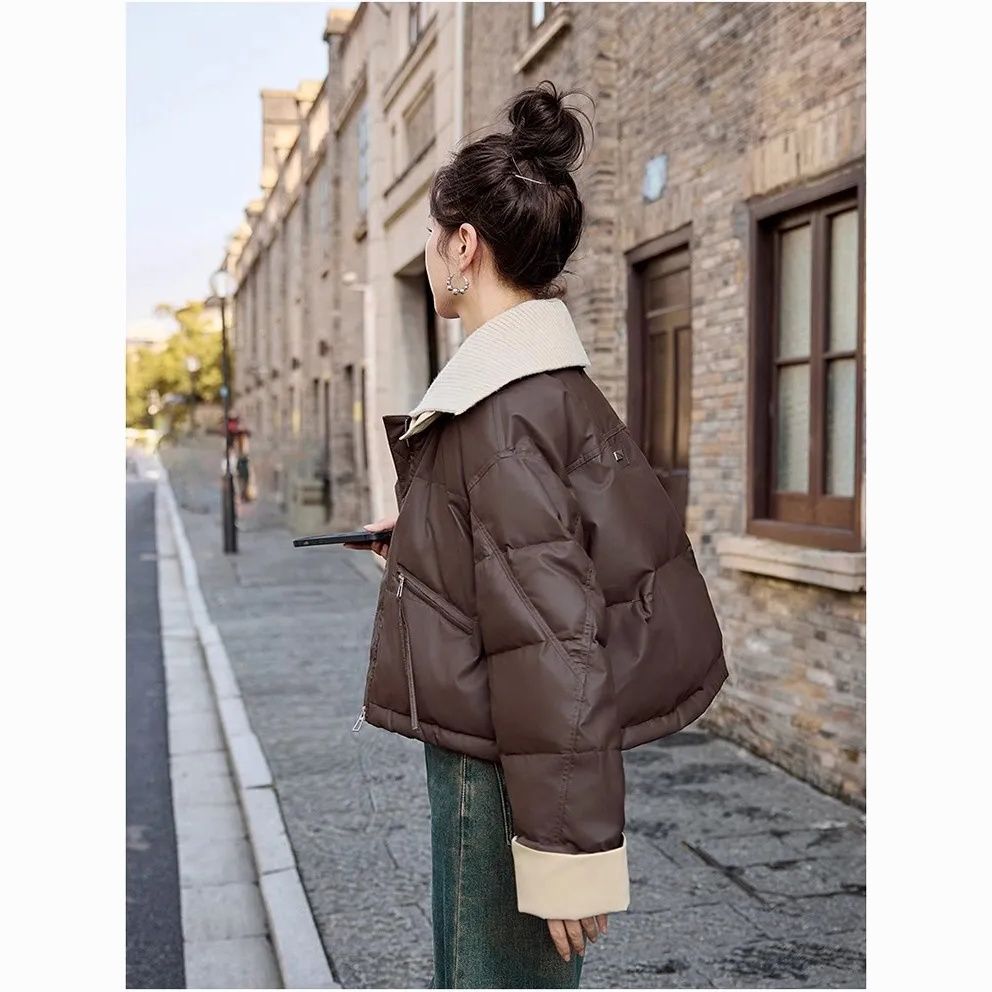 ニット襟は皮ダウンジャケットの短い女性の大襟2024の新しい冬の小さな白いアヒルのベルベットのコートが湿っている