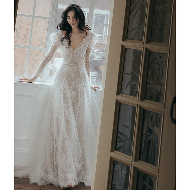 長袖のフランス式の軽いウェディングドレスの春の新型レースのvネックは糸の新婦を出て客を迎えて婚約するドレスを迎えます