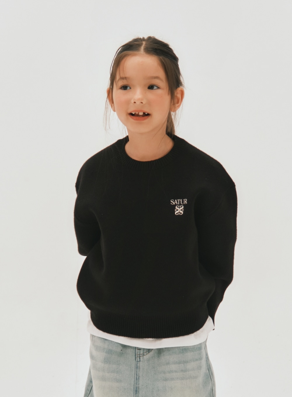 【SATUR】(K) SOFT TOUCH BASIC CREW NECK KNIT : BLACK