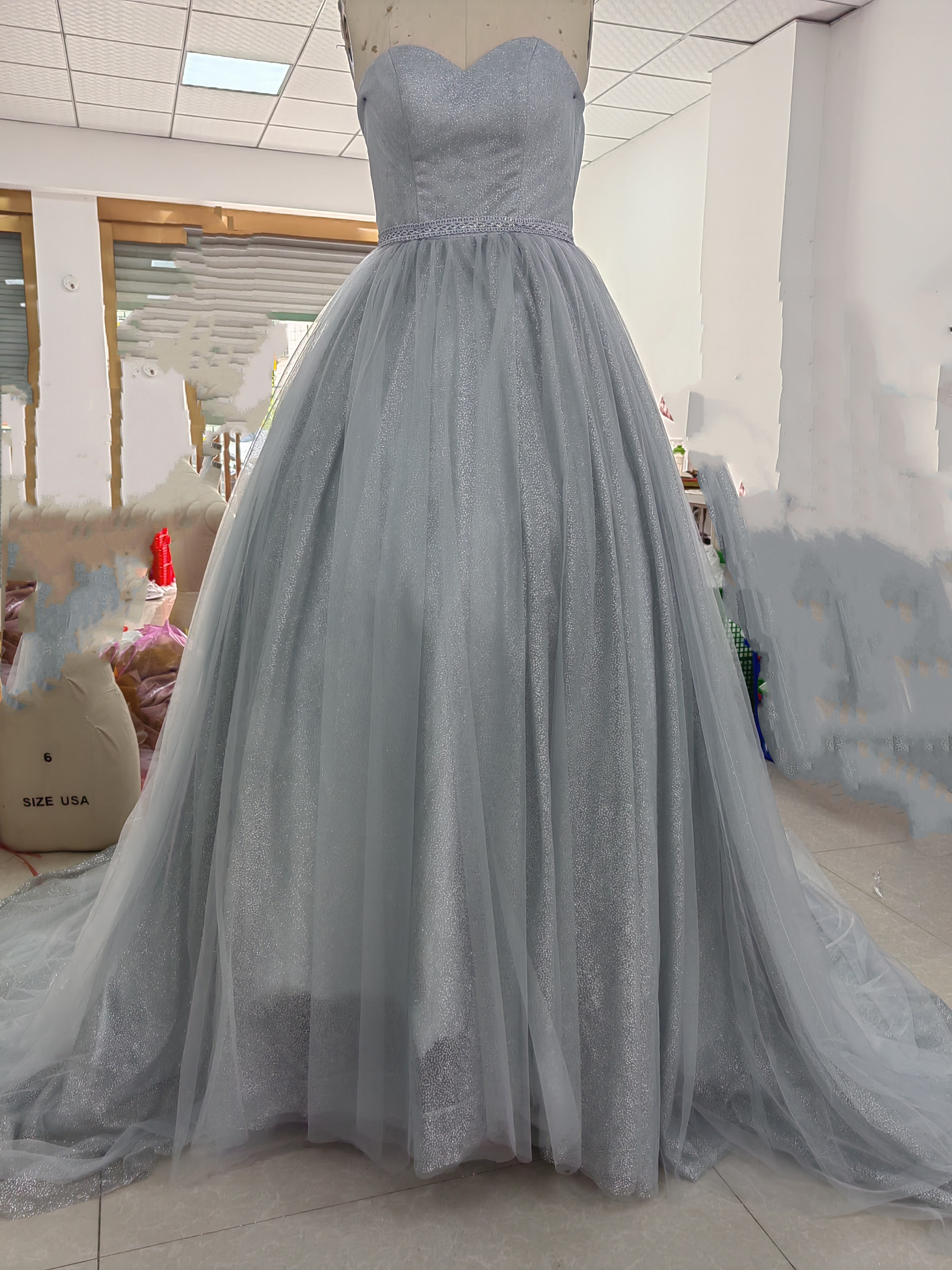 おしゃれ上級者に人気！ キラキラチュール カラードレス グレー 華やかなトレーン 前撮り 結婚式 40,980円