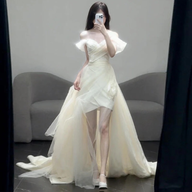 フランスの肩の軽いウェディングドレスの森系の超仙のシンプルな新婦の小さい尾を引いてショーの結婚式のウェディングドレスを歩きます