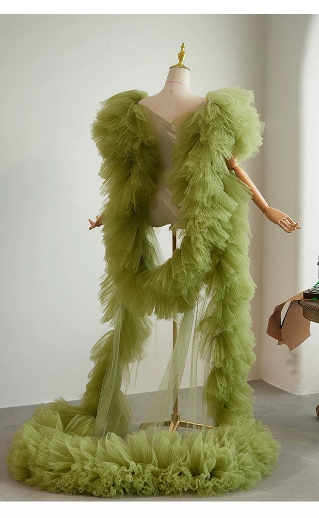 ケープ風ドレス グリーン ラッフルフリル 華やかなトレーン 優雅なシルエット