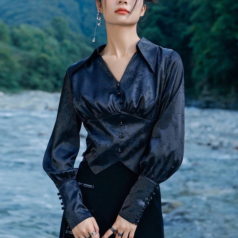 チャイナ風シャツ ショート丈 黒 Vネックシャツ シャーリングブラウス サテンシャツ 腰括れ 中華風トップス レディース