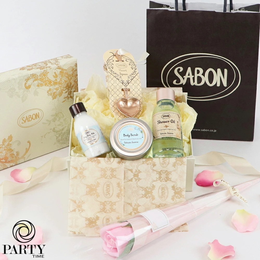 SABON 【デリケートジャスミン ギフトセット C】 シャワーオイル + ボディスクラブ + シルキーボディミルク + ハートスプーン + ソープフラワーブーケ (ラッピング済)　【季節のソープフ